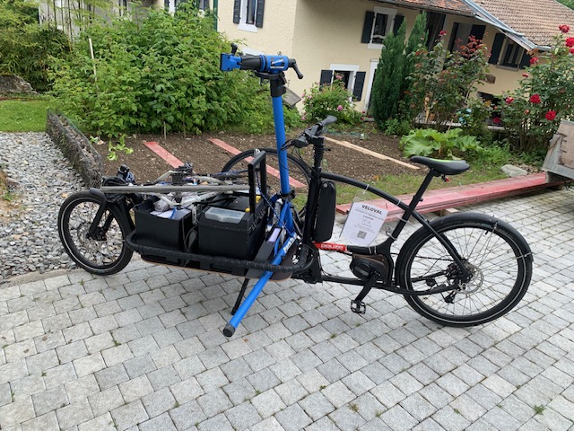le velo cargo de veloval dans son jardin a neuveucelle avant de partir en intervention